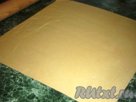 Тесто раскатать в тонкий лист.
