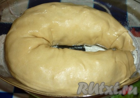Пароварку смазать растительным маслом, чтобы тесто не приставало, аккуратно выложить рулет и готовить ханум на пару в течение 55-60 минут.
