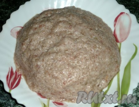 Начинаем готовить начинку для ханума. Мясо и репчатый лук пропустить через мясорубку, добавить соль и приправы, перемешать.
