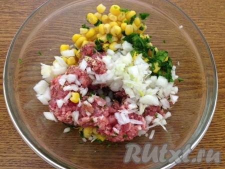 Смешиваем мясной фарш, яйцо, кукурузу, соль, перец, мелко нарезанные чеснок, зелень и лук.

