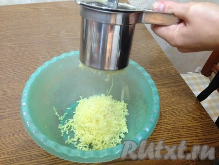 Делаем пюре и даём ему остыть.
