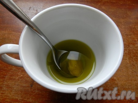 Для приготовления заправки масло смешать с уксусом и горчицей, можно добавить по вкусу соль.
