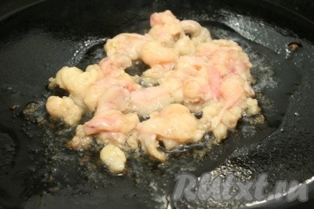 Растопите куриный жир.
