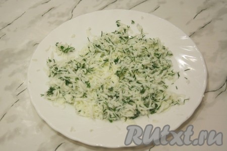 Смешайте белки с укропом.