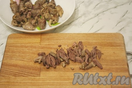 Сердечки также нарежьте соломкой.
