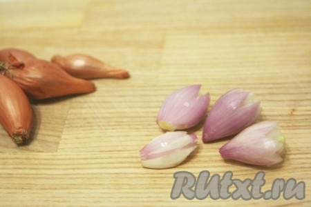 Приготовьте украшение для салата.
Из посевного лука острым ножом вырежьте цветочки.
