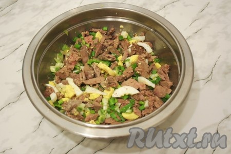 Смешайте куриную печень, сердечки, яйца и зеленый лук. Посолите салат по вкусу.
