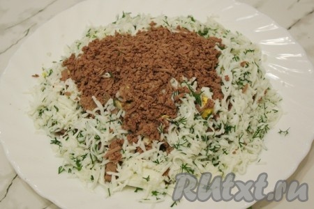 Выложите салат на блюдо. Бока салата украсьте натертым белком, смешанным с укропом. А сверху салат посыпьте натертой печенью, делая «проталинку».
