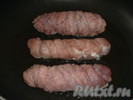 На хорошо разогретую&nbsp; с растительным маслом сковороду выложить рулетики.
