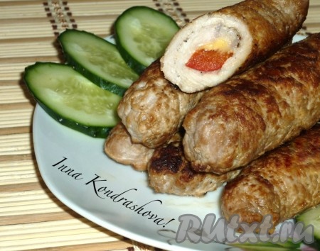 Довести мясные рулетики до готовности в нагретой до 180 градусов духовке 10-15 минут.