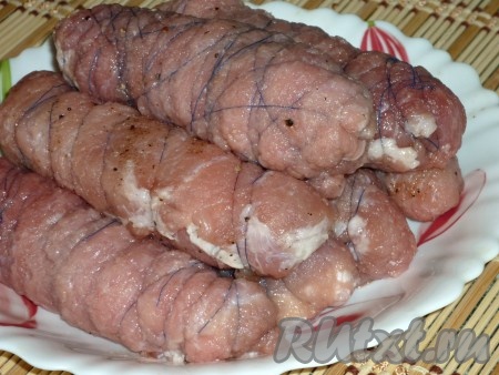 Свернуть таким образом все отбитые кусочки мяса.
