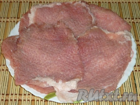 Мясо хорошо отбить, посолить и поперчить.
