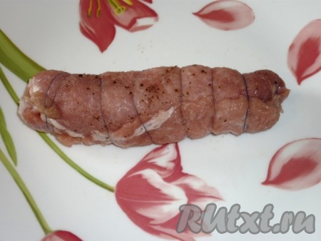 Свернуть мясной рулетик из свинины, чтобы сыр с перцем&nbsp; оказались внутри и обмотать нитками.
