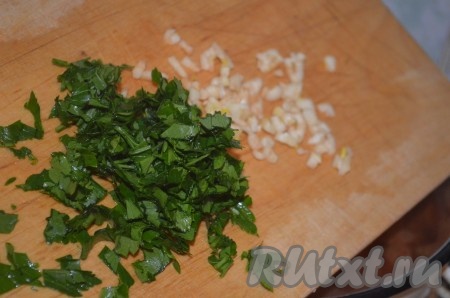 В конце приготовления посолить, добавить мелко нарезанные чеснок и петрушку, дать закипеть и снять с огня, оставить настояться под крышкой минут на 10. 