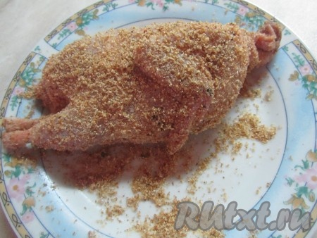 Перепелку промыть и залить вином на 30 минут. Промокнуть полотенцем натереть перцем солью и обвалять в сухариках.