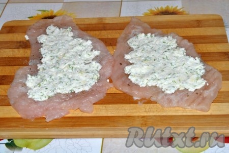 На каждый подготовленный кусок филе выложить четверть начинки из творога и зелени, немного отступая от краёв мяса.