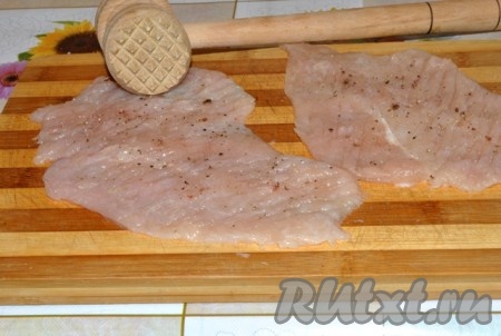 Сливочное масло должно быть комнатной температуры, поэтому его нужно заранее достать из холодильника. Филе курицы вымыть, обсушить. Разрезать каждое филе вдоль пополам. Каждый кусочек мяса хорошо отбить кухонным молоточком, но чтобы не было дыр. Мясо слегка посолить, поперчить, оставить отдохнуть на 5-10 минут. Из 2 куриных филе у меня получились 4 отбитых кусочка мяса.