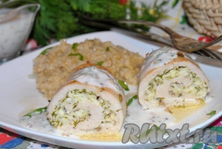 Готовые аппетитные, сочные куриные рулетики, приготовленные с творогом, достать из духовки и тёплыми подать к столу, дополнив соусом и гарниром.