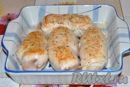 Переложить рулетики в форму для запекания. Я сверху присыпала рулеты сушёными травами, но это по желанию. Форму с куриными рулетиками с творогом и зеленью накрыть фольгой и отправить в разогретую до 200 градусов духовку на 15 минут. Затем убрать фольгу и поставить в духовку под гриль (или просто на верхний уровень духовки) на 2-3 минуты для зарумянивания.