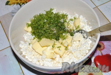 Для приготовления начинки в миску выложить творог, размять вилкой, добавить пропущенный через пресс чеснок, кусочки сливочного масла комнатной температуры, мелко нарезанную зелень, можно немного присолить по вкусу и поперчить.
