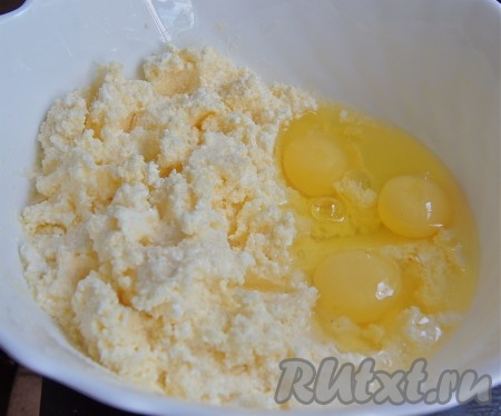 Добавила яйца и тщательно перемешала.