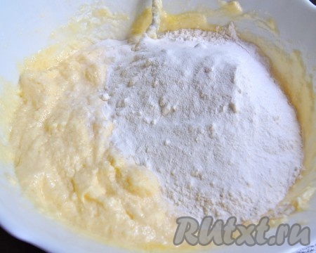 Добавила просеянную муку, разрыхлитель, ванилин и перемешала.