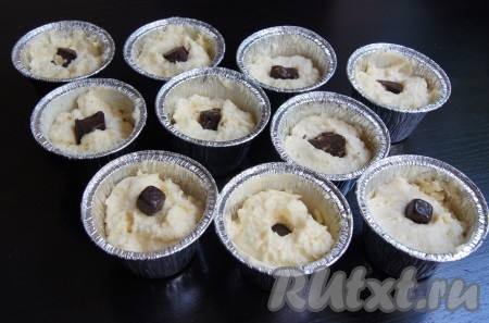 Поставила творожные кексы в разогретую до 180 градусов духовку на 40 минут. Готовность проверяла деревянной шпажкой.
