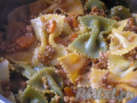 Затем добавить пасту к приготовленному мясу и перемешать. Начинка для итальянского пирога готова.
