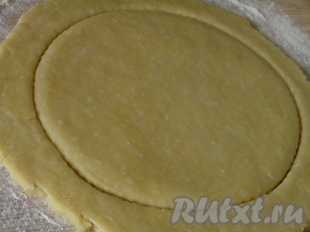 Тесто разделить на 2 части. Одну из них раскатать, вырезать круг по размеру Вашей формы (у меня диаметр 18 см), положить на дно формы. Остатки теста положить в холодильник.