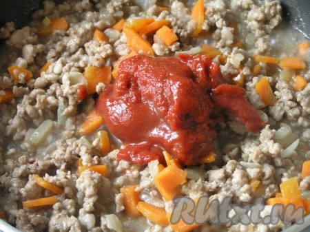 затем добавить томатную пасту, перемешать,