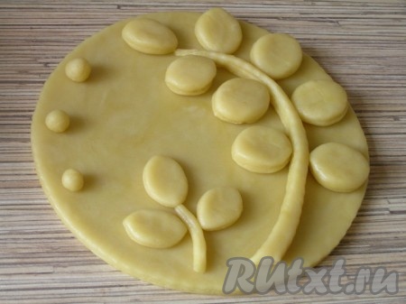 Из остатков теста сделать декоративно-съедобную крышечку для пирога. Сначала раскатать тесто и вырезать круг чуть большего диаметра Вашей формы. Из остатков слепить украшения в виде весенних веточек с листочками. Можно смазать яйцом.