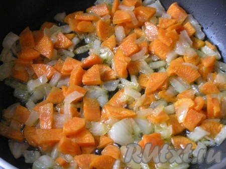 Приготовить начинку. На растительном масле обжарить нарезанный лук и морковь до мягкости.