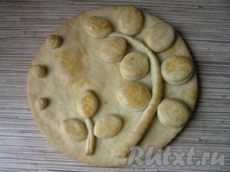 Выпечь крышечку до румяного цвета.