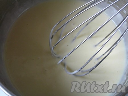 Молоко смешать с яйцом и постепенно влить в кастрюльку, постоянно помешивая, чтобы не образовалось комочков.