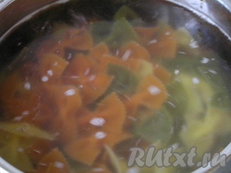 А пока вскипятить воду с солью и отварить пасту аль-денте.