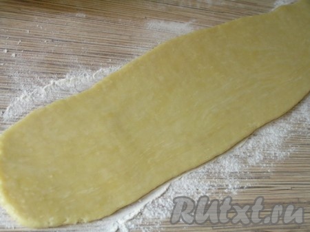 Из второй части скатать "колбаску", затем раскатать толщиной 3-4 мм в узкий прямоугольник по высоте и длине окружности Вашей формы (у меня высота 7 см, длинна 57 см). Остатки теста убрать в холодильник.