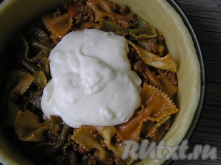 Полить соусом,