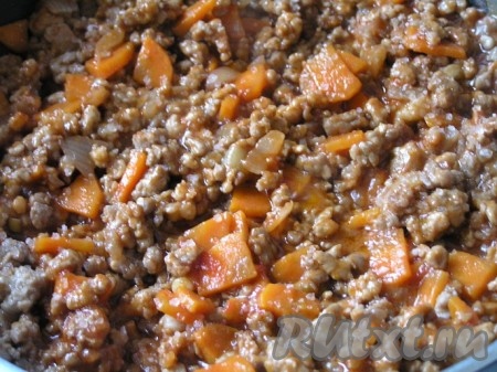 через 3-4 минуты влить вино, выпарить, затем тушить около 40 минут.