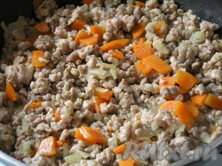 Добавить мясо к овощам, обжаривать, помешивая, пока не посветлеет,
