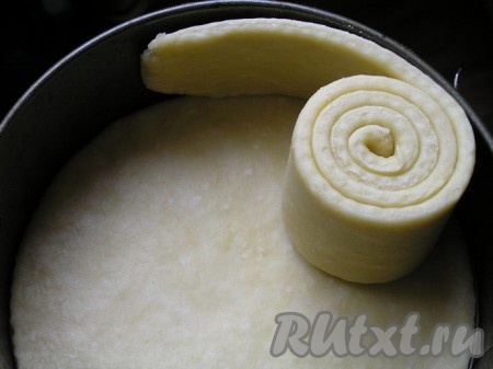 Прямоугольник из теста свернуть для удобства в рулон и перенести в форму,