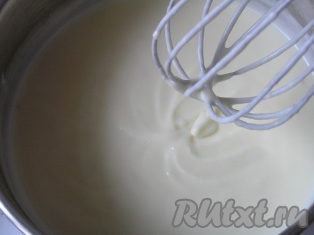 Посолить, варить до загустения на среднем огне, постоянно помешивая венчиком. Соус готов!
