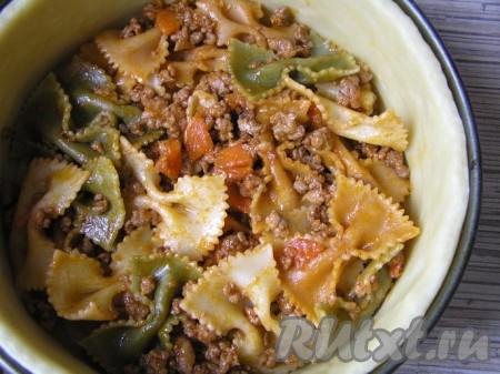 На дно формы выложить примерно 1/3 мясной начинки.