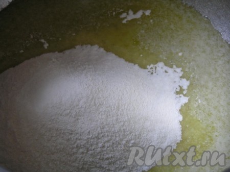 Приготовить соус. В кастрюльке растопить сливочное масло, добавить муку и тщательно перемешать.