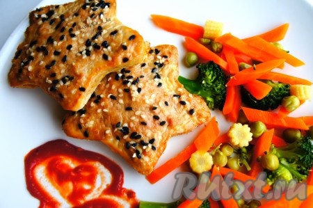 Формочки с нежным, вкусным, сочным суфле, приготовленным из мясного фарша, достать из духовки, дать немного остыть, разложить по тарелкам и подать к столу, дополнив гарниром.
