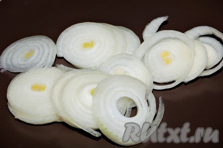 Репчатый лук очистить и нарезать на кольца толщиной примерно 3 миллиметра.