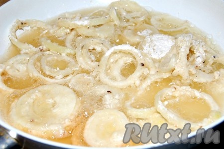 Если всё поместится, то можно за один раз пережарить все кольца лука.