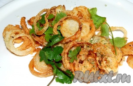 Нежные, пикантные и очень вкусные кольца лука, жареные в кляре, лучше есть горячими.