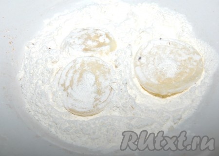 Сковороду поставить на огонь, налить в неё растительное масло, довести его до очень горячего состояния. Насыпать муку в отдельную миску. Доставать кольца лука из кляра, сразу опускать кольца лука в муку, излишки муки стряхивать. Выкладывать луковые кольца в раскалённое растительное масло.
