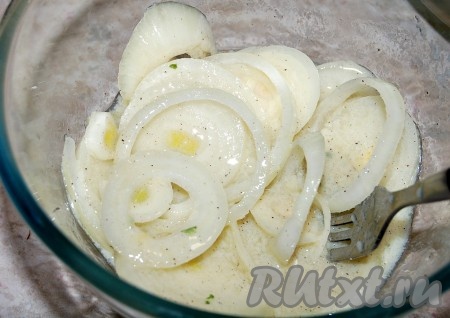В получившийся кляр выложить лук. аккуратно перемешать. Кляр должен полностью покрыть луковые кольца, убрать в прохладное место на 2-3 часа.