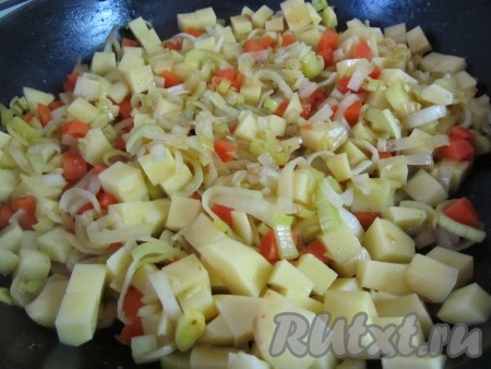 Лук порей, морковку, картофель и сельдерей нарезаем кубиками. На сковородку, где жарилась курица, выливаем 150 мл воды и высыпаем наши овощи. Тушим 10 минут, периодически помешивая.
